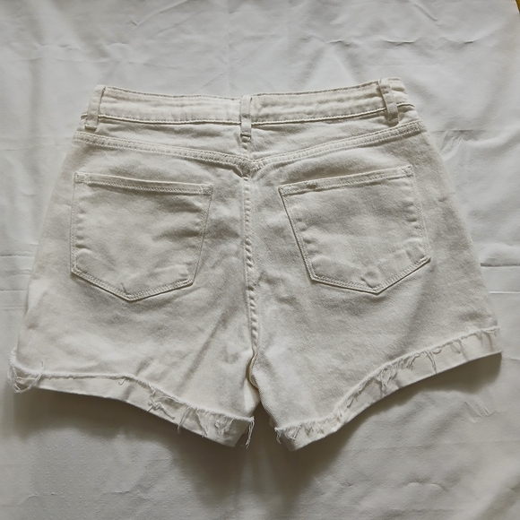 Women's Cream Button-Up Shorts‎ - Picture 4 of 12